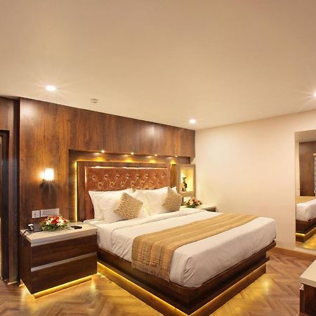 Hotel Kings Empire Kochi Exteriör bild