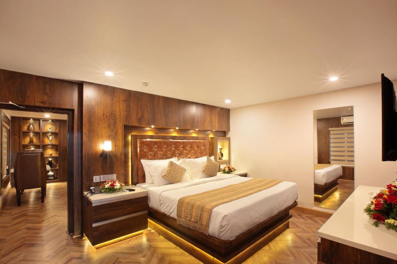 Hotel Kings Empire Kochi Exteriör bild