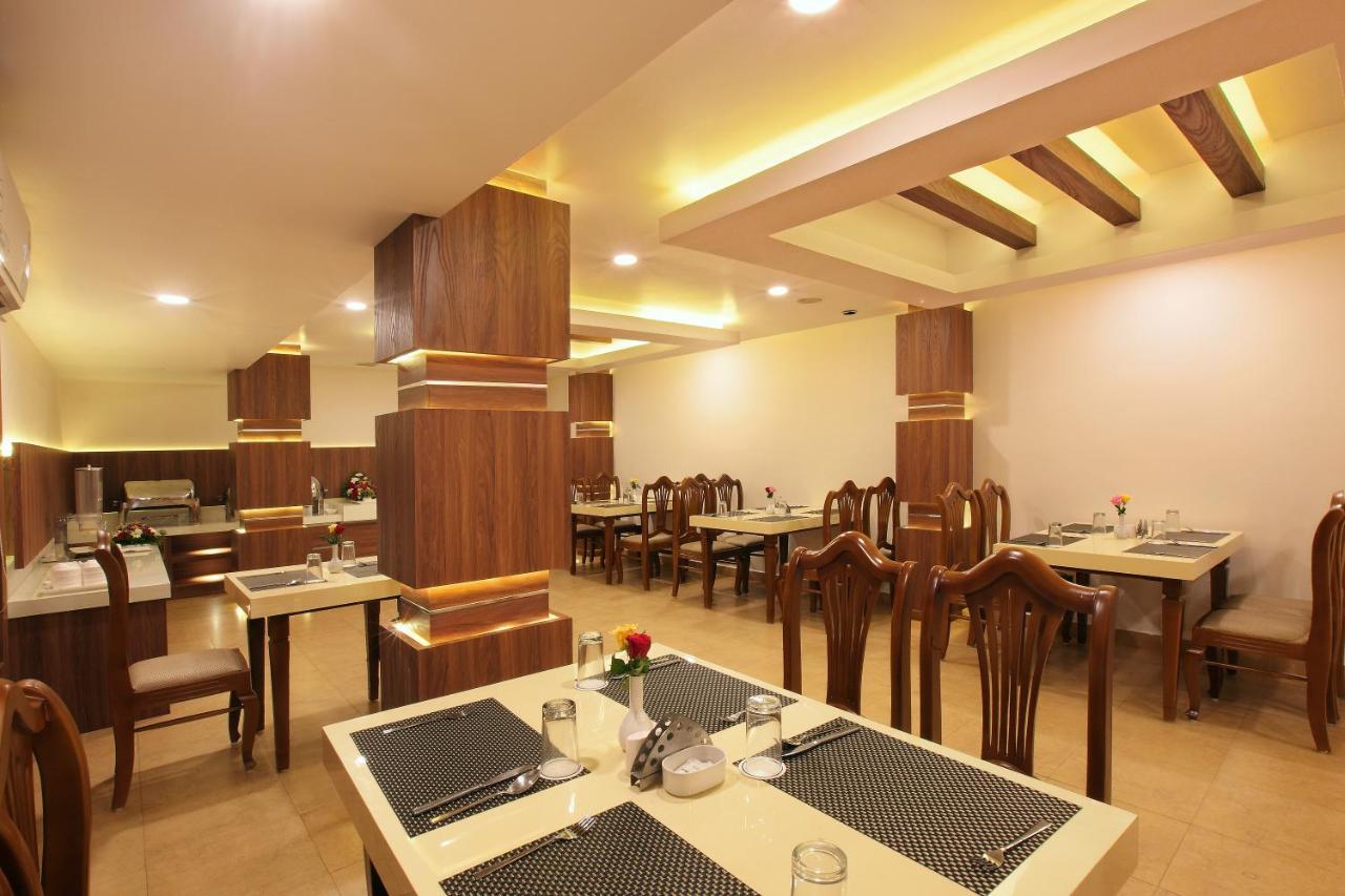 Hotel Kings Empire Kochi Exteriör bild